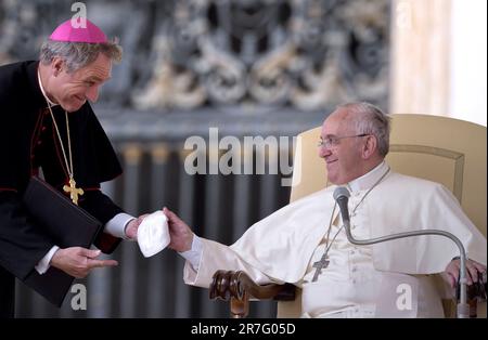 Le Saint-Père a ordonné que l'archevêque Gänswein revienne, pour l'instant, à son diocèse d'origine. Le Saint-Siège communique IT.15, juin 2023 photo : le Pape François lors de son audience générale hebdomadaire à Saint-François Place Pierre au Vatican, mercredi.15 octobre 2014 Banque D'Images