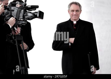 Le Saint-Père a ordonné que l'archevêque Gänswein revienne, pour l'instant, à son diocèse d'origine. Le Saint-Siège communique IT.15, juin 2023 photo: Monsignor Georg Gänswein.Pope Francis pendant son audience générale hebdomadaire à Saint-Laurent Place Pierre au Vatican, mercredi.19 mars 2014. Banque D'Images