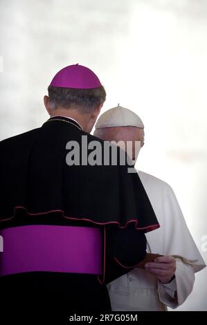 Le Saint-Père a ordonné que l'archevêque Gänswein revienne, pour l'instant, à son diocèse d'origine. Le Saint-Siège communique IT.15, juin 2023 photo : le Pape François lors de son audience générale hebdomadaire à Saint-François Place Pierre au Vatican, mercredi.7 octobre 2015. Banque D'Images