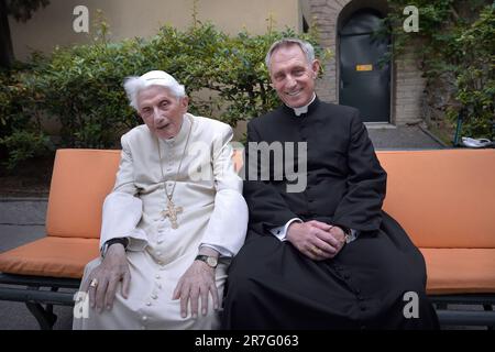 Le Saint-Père a ordonné que l'archevêque Gänswein revienne, pour l'instant, à son diocèse d'origine. Le Saint-Siège le communique.15, juin 2023 photo:Pape émérite Benoît XVI, Monseigneur Georg Gaenswein photographié dans les Jardins du Vatican sur 25 juin 2019. Banque D'Images