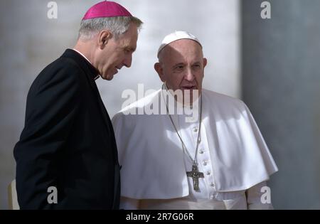 Le Saint-Père a ordonné que l'archevêque Gänswein revienne, pour l'instant, à son diocèse d'origine. Le Saint-Siège communique IT.15, juin 2023 photo: Le Pape François lors d'une rencontre avec le roi d'Espagne Juan Carlos et la reine Sofia à la fin de leur audience privée au Vatican. Sur 28 avril 2014 Banque D'Images