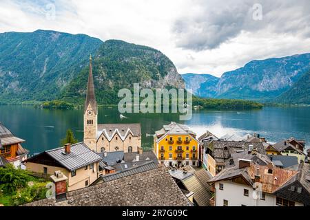 Célèbre panorama de la ville de Hallstatt avec église typique près de la Hallstatter See. Des nuages spectaculaires dans le ciel. Célèbre destination touristique en Autriche. Banque D'Images