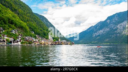 Célèbre panorama de la ville de Hallstatt avec église typique près de la Hallstatter See. Des nuages spectaculaires dans le ciel. Célèbre destination touristique en Autriche. Banque D'Images