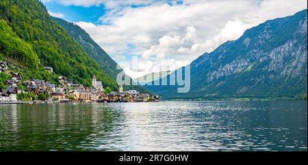 Célèbre panorama de la ville de Hallstatt avec église typique près de la Hallstatter See. Des nuages spectaculaires dans le ciel. Célèbre destination touristique en Autriche. Banque D'Images