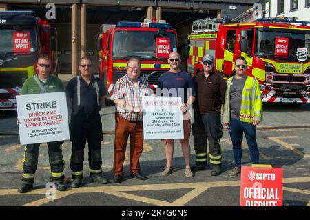 Bantry, West Cork, Irlande jeudi 15 juin 2023; les pompiers retenus étaient en grève aujourd'hui pour des salaires et des conditions. Les membres de la brigade des pompiers de Bantry s'en prennent à la ligne de piquetage à l'extérieur de leur poste. Maire du comté de Cork, Cllr. Danny Collins a rencontré l'équipage et a tenu le piquet avec eux. Credit ; ED/Alay Live News Banque D'Images