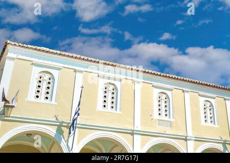 St. Église Saint-Georges-orthodoxe chrétienne Métropolitaine contre un ciel bleu avec des nuages à Nafplion, Grèce. Banque D'Images