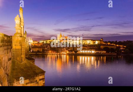 Le soir, les couleurs se font sur le pont et le château historique Charles de Prague, République tchèque Banque D'Images