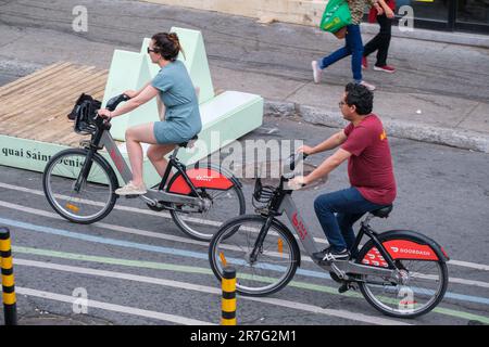 Montréal, CA - 15.juin 2022 : deux personnes à vélo partagé Biki Banque D'Images