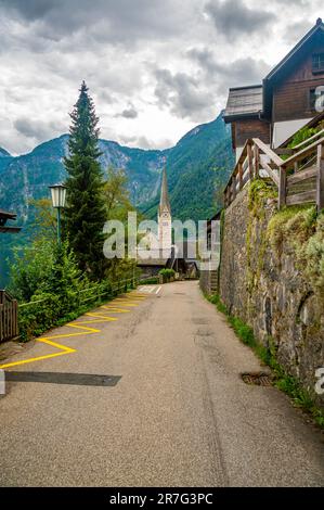 Célèbre panorama de la ville de Hallstatt avec église typique près de la Hallstatter See. Des nuages spectaculaires dans le ciel. Célèbre destination touristique en Autriche. Banque D'Images