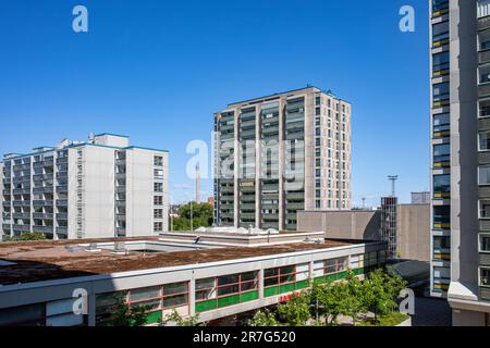 Bâtiments en béton au ciel bleu clair dans le quartier résidentiel de Merihaka à Helsinki, en Finlande Banque D'Images