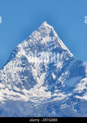 Une incroyable prise de vue aérienne d'un majestueux sommet de montagne enneigé contre un ciel bleu vif Banque D'Images