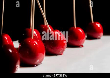 Gros plan de pommes recouvertes de caramel. Dessert sucré aux pommes Banque D'Images