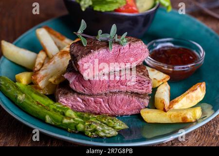 steak avec asperges et frites Banque D'Images