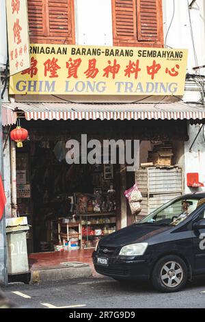 Un petit magasin indépendant situé au coin de la rue, présentant une vaste gamme de marchandises à vendre Banque D'Images