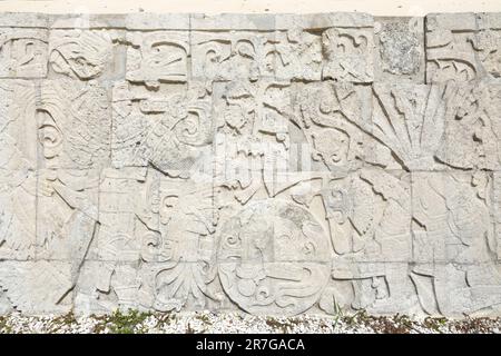 Détail d'une sculpture de relief représentant des joueurs de ballon maya au Grand terrain de bal de Chichen Itza, Yucatan, Yucatan Peninsular, Mexique. Banque D'Images