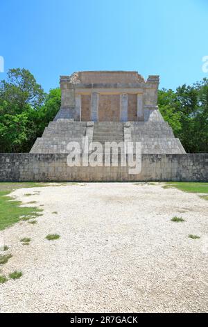 Temple de l'homme barbu à l'extrémité nord du Grand terrain de bal à Chichen Itza, Yucatan, Yucatan Peninsular, Mexique. Banque D'Images