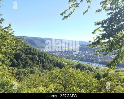 Village de Bernkastel-Kues, situé le long de la rivière Moselle en Allemagne, vacances européennes. Banque D'Images