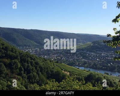 Village de Bernkastel-Kues, situé le long de la rivière Moselle en Allemagne, vacances européennes. Banque D'Images