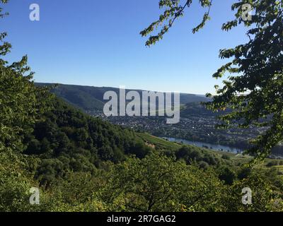 Village de Bernkastel-Kues, situé le long de la rivière Moselle en Allemagne, vacances européennes. Banque D'Images