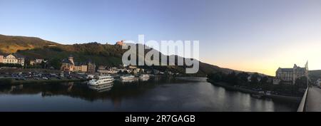 Village de Bernkastel-Kues, situé le long de la rivière Moselle en Allemagne, vacances européennes. Banque D'Images