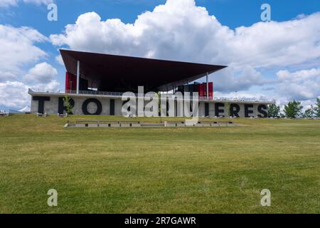 Trois-Rivières, CA - 9 juin 2023 : façade de l'amphithéâtre Cogeco Banque D'Images