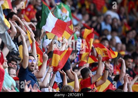 Enschede, pays-Bas. 15th juin 2023. Les fans de l'Espagne montrent leur soutien lors du match semi-fin de l'UEFA Nations League 2022/23 entre l'Espagne et l'Italie au stade du FC Twente sur 15 juin 2023 à Enschede, pays-Bas. Photo: Marko Lukunic/PIXSELL crédit: Pixsell/Alay Live News Banque D'Images