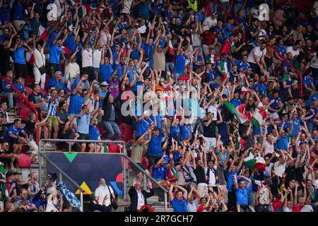 Enschede, pays-Bas. 15th juin 2023. ENSCHEDE, PAYS-BAS - JUIN 15: Fans et supporters de l'Italie pendant le match semi-fin de la Ligue des Nations de l'UEFA 2022/23 entre l'Espagne et l'Italie au FC Twente Stadion on 15 juin 2023 à Enschede, pays-Bas (photo de René Nijhuis/BSR Agency) crédit: BSR Agency/Alay Live News Banque D'Images