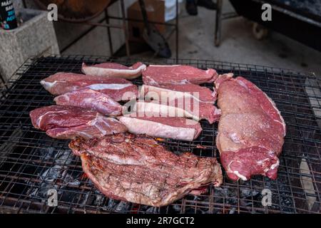 morceaux de bœuf bio préparés pour la cuisson sur un grill au charbon de bois Banque D'Images