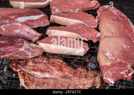 morceaux de bœuf bio préparés pour la cuisson sur un barbecue Banque D'Images