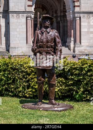 L'image est de la mémoire de la première Guerre mondiale à l'extérieur du musée et de l'église de la basilique notre-Drie de Brebières sur la place Albert Banque D'Images