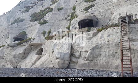 Douvres, Angleterre - 10 septembre 2019 : Langdon Bay Searchlight batteries, tunnel et échelle. Kent, Royaume-Uni. Banque D'Images