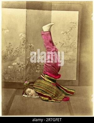 1880 CA, JAPON : Femme japonaise en POSTURE ACROBATIQUE , possible pour le spectacle de cabaret Thea Room ou la représentation musicale de rue pubblique . Photographe inconnu ( attribué à Raimund von Stillfried-Ratenitz , au Japon de 1871 à 1881 ). - STORA DELLA FOTOGRAFIA - PHOTOGRAPHIE D'HISTOIRE - GEOGRAFIA - GÉOGRAPHIE - GIAPPONE - ORIENTALE - ORIENTALE - ORIENTALE - ORIENTALE - DONNA ACROBATA - ACROBAZIA - VERTICALE - SOIE - SETA - PÉRIODE MEIJI HERA - TEATRO - THÉÂTRE - ACTEUR - ATTORE - INTERPRÈTE - RAPRESENTAZIONE TEATRALE - FEMME INTERPRÈTE - FOLKLORE - FOLK - FOLKLORISTICO - CIRCO - CIRQUE - MUSICA ORIENTALE - Banque D'Images