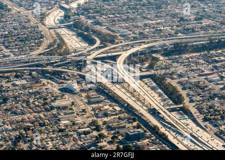 Harbour Gateway North, Californie du Sud, États-Unis vue aérienne de jour de l'autoroute I-110 Harbor Freeway et de l'autoroute I-105 Century Freeway dans SoCal. Banque D'Images