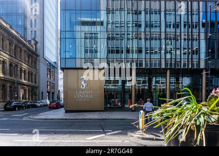 L'entrée du Grand Central Hotel à Belfast, Irlande du Nord. Un hôtel 5 étoiles de 300 cents chambres, faisant partie du groupe Hastings. Banque D'Images