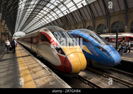 Trains de voyageurs Azuma à la gare de King's Cross, Londres. Banque D'Images