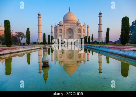 Taj Mahal dans la lumière du matin avec l'inscription du coran dans la lettre arabe sens en anglais: C'est une invitation à vivre sur Terre comme un bon Mus Banque D'Images