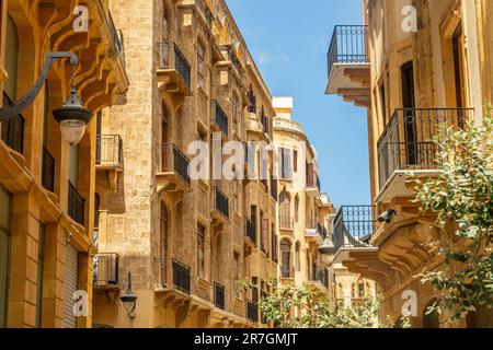 Vieille ville de Beyrouth centre-ville étroite architecture de rue avec des bâtiments et des lumières de rue, Liban Banque D'Images