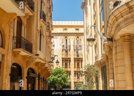 Vieille ville de Beyrouth centre-ville étroite architecture de rue avec des bâtiments et des lumières de rue, Liban Banque D'Images