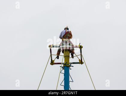 Des flyers colorés faisant la publicité de la danse traditionnelle des Voladores de Papantla, situé sur le site du patrimoine culturel de Tajin dans la ville de Papant Banque D'Images