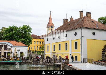 Le centre chaleureux de la petite ville hongroise de Tapolca avec de vieilles maisons et un lac Banque D'Images