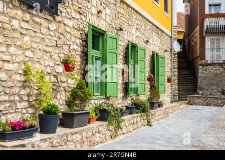 Belles fenêtres de jalousie vertes de vieux bâtiment rénové avec des murs en pierre. Banque D'Images