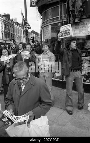 Les partisans du Front national vendent les nouvelles du Front national, chaque dimanche matin à la jonction de Brick Lane et Bethnal Green Road. Londres. Il y a eu une attente régulière, avec la police et les membres du Parti socialiste ouvrier vendant leur journal hebdomadaire. Whitechapel, est de Londres, Angleterre vers 1976. 1970S ROYAUME-UNI HOMER SYKES Banque D'Images