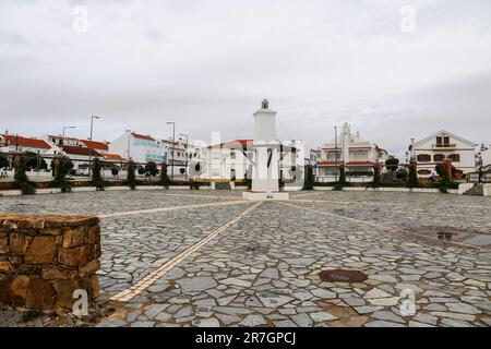 Zambujeira do Mar, Portugal- 20 octobre 2022: Place principale avec maisons blanchies à la chaux à Zambujeira do Mar, Portugal Banque D'Images