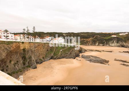 Zambujeira do Mar, Portugal- 20 octobre 2022: Belle plage de Zambujeira do Mar. Côte de l'Alentejo, Portugal. Banque D'Images