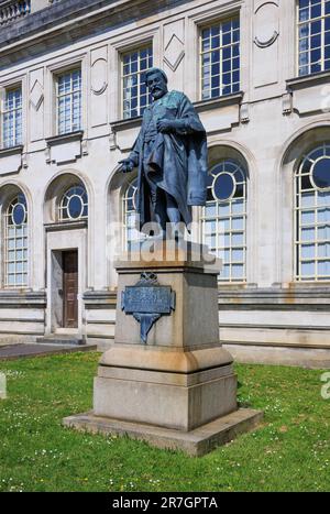 Statue en bronze du juge Gwilym Williams de Miskin (1839-1906) devant les tribunaux, Parc Cathays, Cardiff, pays de Galles Banque D'Images