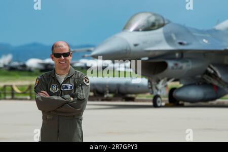 « Il est presque impossible de valider les capacités d'autres avions et missiles à moins de pouvoir réellement y aller et les reproduire », a déclaré le lieutenant colonel Martin Meyer, directeur des essais en vol au sein du groupe de maintenance et de régénération aérospatiales. « Avec le F-16E, ils peuvent programmer l'appareil et le piloter à distance vers presque tous les profils que vous pourriez lui demander. Si nous pouvons imiter nos tactiques de détection, nous pouvons valider que nos missiles sont efficaces pour les vaincre. » (É.-U. Photo de la Force aérienne par Tech. Sgt Perry Aston) Banque D'Images