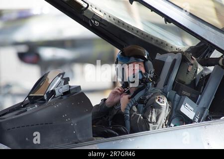 Le lieutenant-colonel Martin Meyer, directeur des essais en vol au sein du groupe de maintenance et de régénération aérospatiales, se prépare à piloter un faucon F-16 reconstruit jusqu'à Cecil Field, Jacksonville, FL., pour être modifié en un QF-16. L'utilisation du QF-16 comme cible aérienne donne au combattant l'approche la plus réaliste d'un profil de mission réel. (É.-U. Photo de la Force aérienne par Tech. Sgt. Perry Aston) la cible aérienne complète QF-16 (FSAT) a été développée par Boeing pour l'US Air Force (USAF). C'est une plate-forme modifiée de l'avion F-16 vieillissant, retiré du service de l'USAF. Banque D'Images