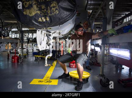 Les responsables du groupe de maintenance et de régénération aérospatiales 309th de la base aérienne de Davis-Monthon, en Arizona, rénovent un faucon de combat F-16 pour qu'il soit digne de voler avant de prendre l'avion pour Cecil Field, Jacksonville, FL. À convertir en une cible aérienne sans pilote QF-16. (É.-U. Photo de la Force aérienne par Tech. Sgt. Perry Aston) la cible aérienne complète QF-16 (FSAT) a été développée par Boeing pour l'US Air Force (USAF). C'est une plate-forme modifiée de l'avion F-16 vieillissant, retiré du service de l'USAF. La FSAT permet aux combattants américains d'évaluer les armes et tactiques nouvellement développées. Banque D'Images