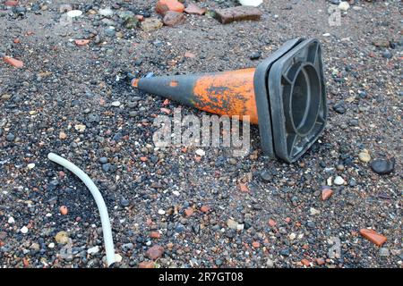 Pollution lavée assure sur la plage - dommages environnementaux à la faune et à son écosystème - à Londres le long de la Tamise Banque D'Images