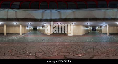 Vue panoramique à 360° de panorama hdr de nuit sphérique complet angle de 360 degrés sur la piste piétonne et la piste cyclable à l'intérieur du tunnel en projection équirectangulaire. VR